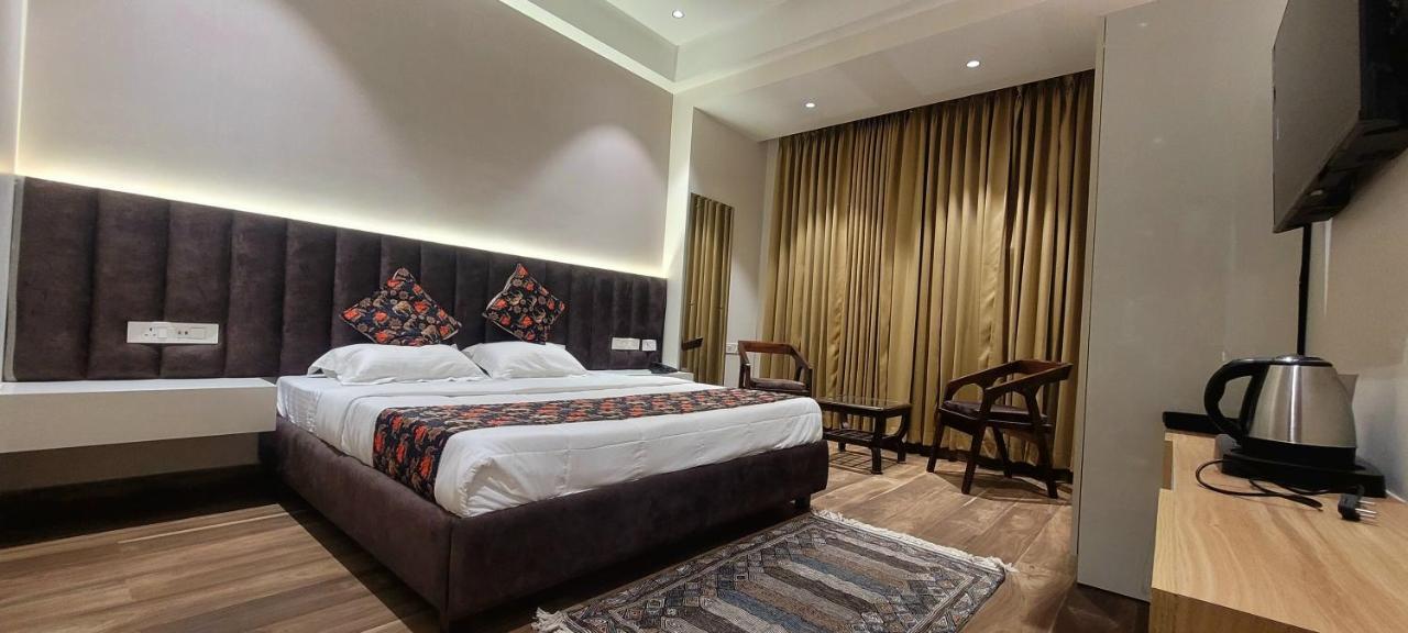 Hotel Alpine Plaza Shāhpur Εξωτερικό φωτογραφία